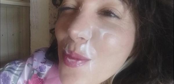  the aunt does not really resist the temptation to drink everything and feel the sperm on her face ... do you want to satisfy her